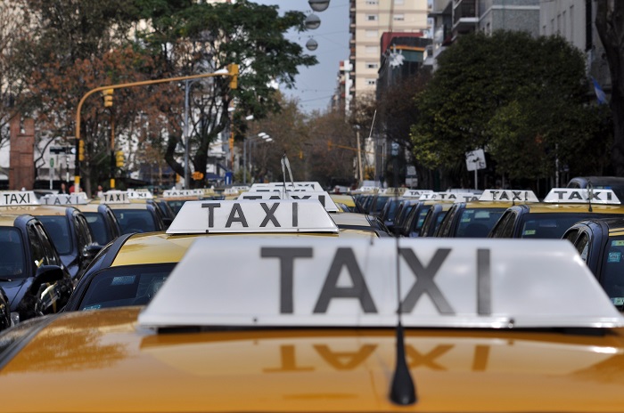 Buscan suspender ordenanza que cambió el diseño de los taxis
