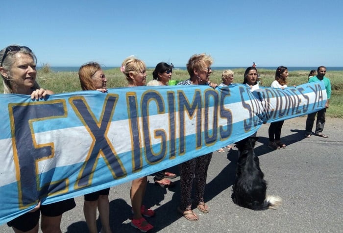 Vecinos de Playa Serena cortaron la Ruta 11: “Blanco, dejá de mentir”