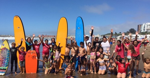 Jugando con las Olas, un taller de surf para chicos de los barrios