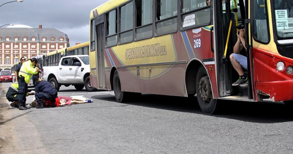 Un colectivo atropelló a dos ancianos en Luro y la Costa
