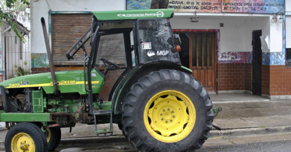 El gobierno justificó el retiro de 13 tractores a sociedades de fomento