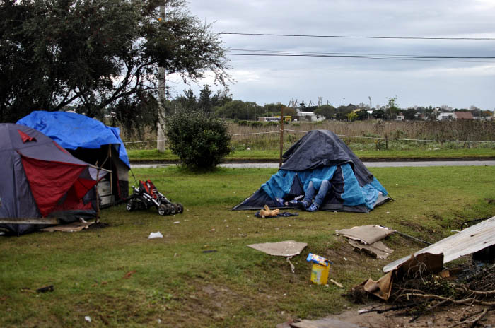 Sin respuestas, continúa la ocupación de familias sin techo