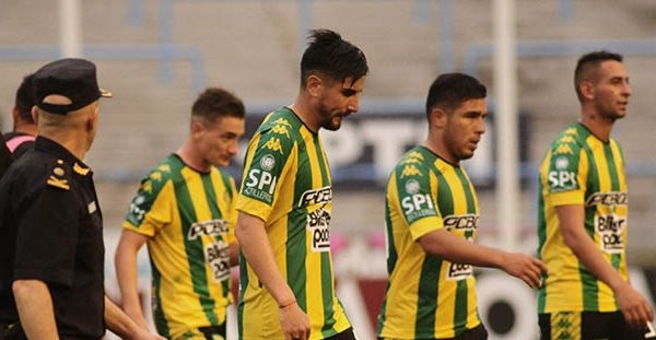 Aldosivi perdió 3 a 0 con Huracán y se complica