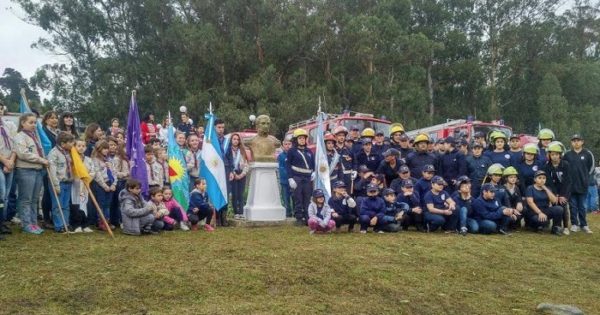 Sierras: bomberos voluntarios restituyen el busto de Belgrano