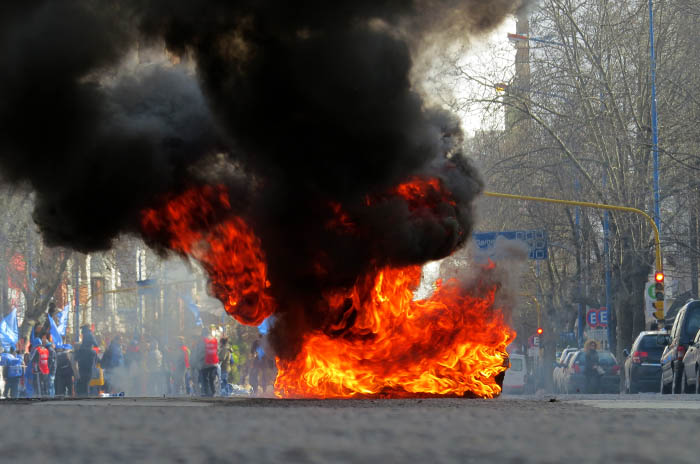 Avanza el proyecto que prohíbe quemar neumáticos en protestas
