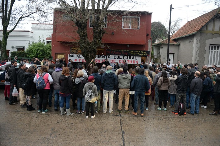 Séptimo Fuego: tras la amenaza y el ataque, protesta en el Municipio