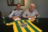 Leandro Somoza firmando contrato con Aldosivi en 2017 y a su lado José Moscuzza (Foto: archivo / prensa Aldosivi)