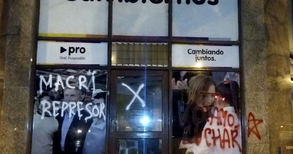 Represión en Pepsico: escracharon locales de Cambiemos en la ciudad