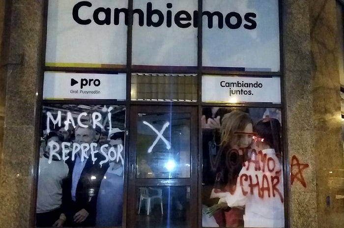 Represión en Pepsico: escracharon locales de Cambiemos en la ciudad