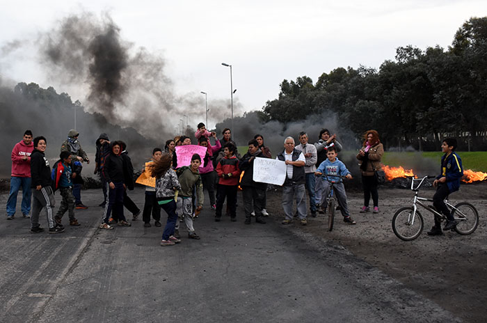 Corte y quema de gomas en el límite del barrio privado Rumencó
