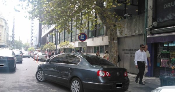 Doble fila en calle Córdoba: la ordenanza no se aplica
