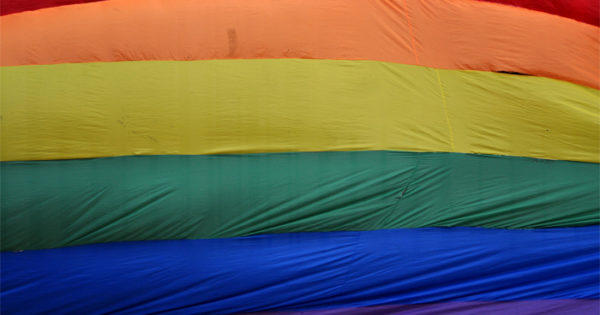 Tras un hecho de discriminación, sentada por los derechos LGBT