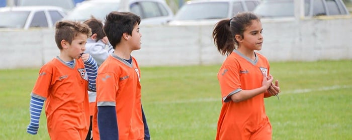 Fútbol mixto: dos chicas, entre la ilusión y la negativa de la Liga