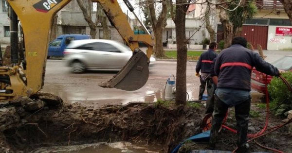 Agua: varios barrios afectados por la rotura de un caño de OSSE