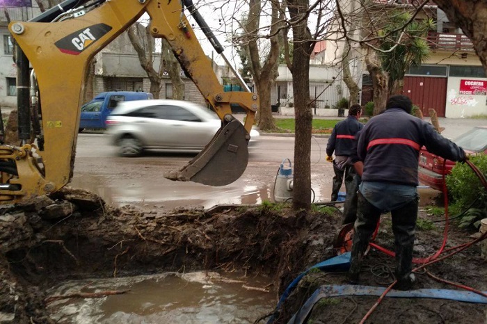 Agua: varios barrios afectados por la rotura de un caño de OSSE