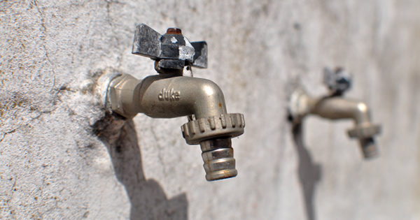 OSSE aclara que no cortó el agua a la familia que no podía pagar