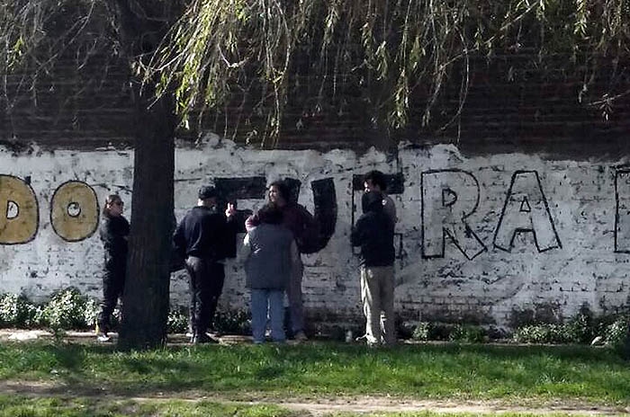 Detienen a 4 personas por pintar “Fuera Bullrich” en una pared