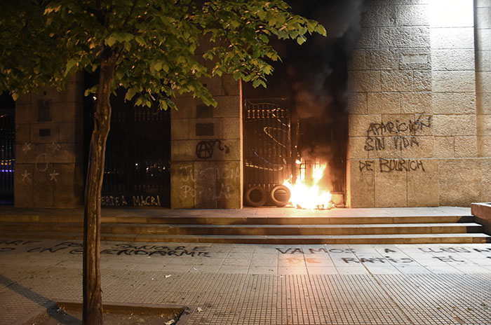 Fuego, vidrios rotos y pintadas contra la Municipalidad