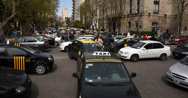 Taxistas se movilizaron contra los remises “truchos”