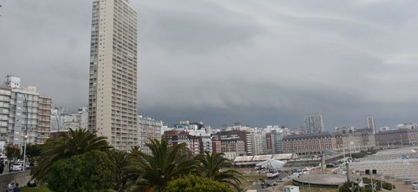 Nubes cargadas oscurecieron la ciudad: hay alerta meteorológico