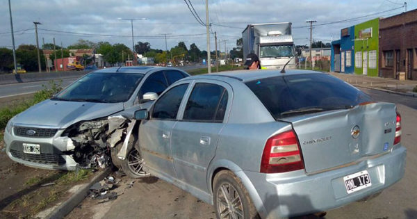 Batán: conductor alcoholizado chocó un auto estacionado
