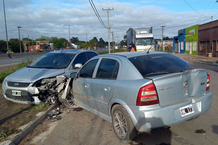 Batán: conductor alcoholizado chocó un auto estacionado