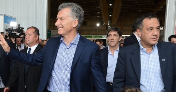 Macri tuvo que aterrizar de emergencia en un campo