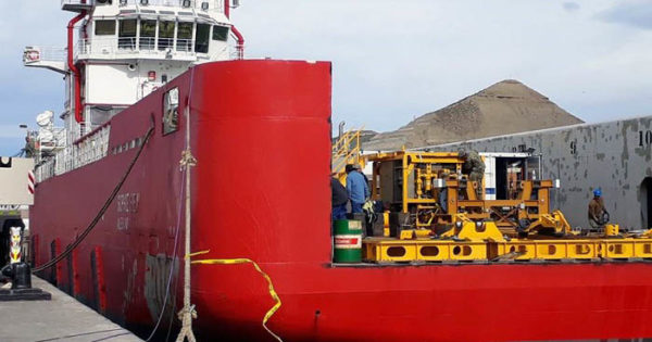 ARA San Juan: zarpó el barco que lleva al minisubmarino