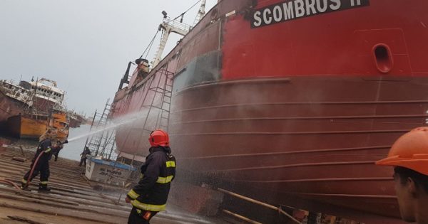 Se incendió un buque pesquero en el Puerto de Mar del Plata