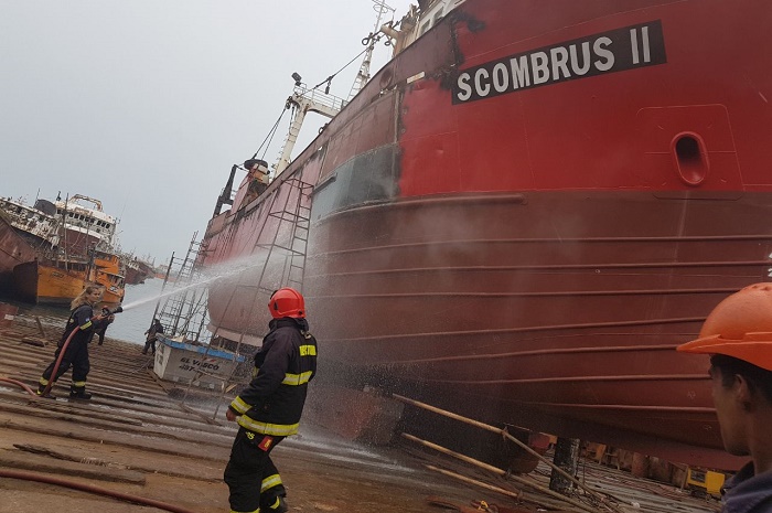 Se incendió un buque pesquero en el Puerto de Mar del Plata