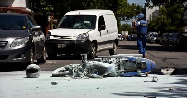 Choque en Olazábal y Belgrano: un herido y una moto incendiada