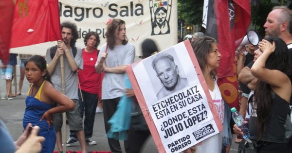 Etchecolatz en Mar del Plata: “Que se vaya”, el repudio en las calles