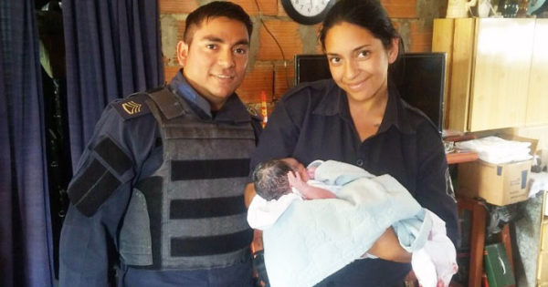 Fin de Año: policías ayudaron a una mujer a dar a luz