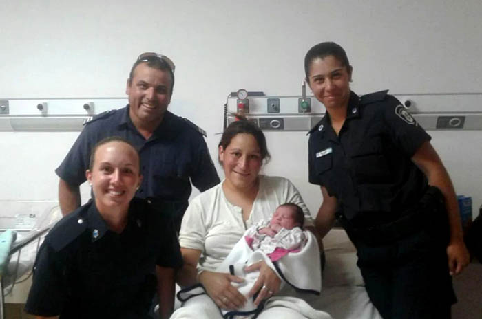 Tres policías asistieron a una mujer en el nacimiento de su hija