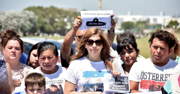 Submarino: familias se instalaron en la Base Naval y otras viajan a ver a Macri