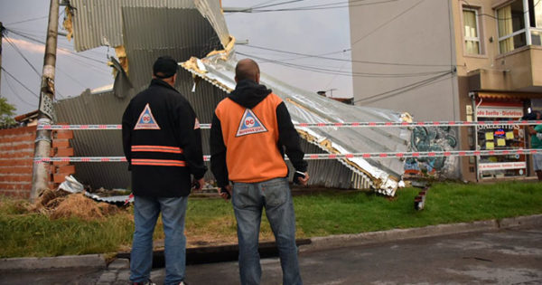 Temporal: se desprendió un techo en Jara y Ayacucho