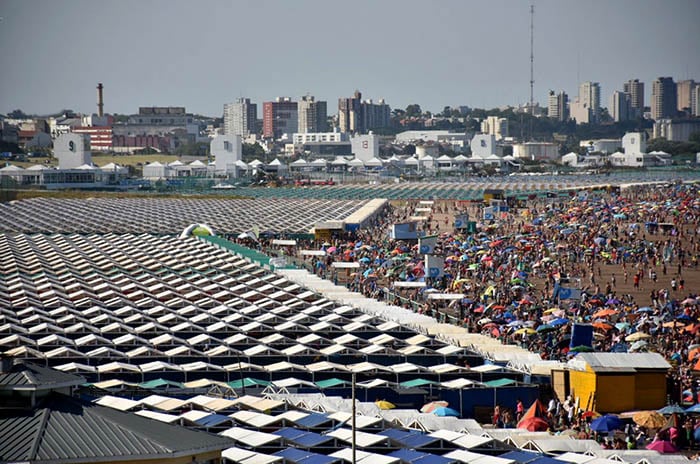 Macri lanzó “Ahora verano”, para pagar en cuotas carpas y sombrillas