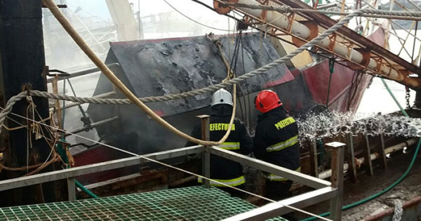 Se incendió un buque en el Puerto: dos tripulantes con principio de asfixia