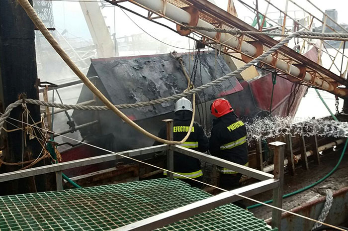Se incendió un buque en el Puerto: dos tripulantes con principio de asfixia