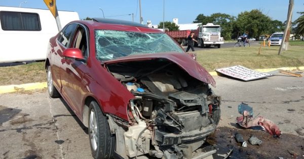 Fatal choque entre un auto y un colectivo: un muerto y 6 heridos