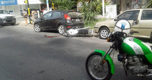 Un peatón se descompensó en la calle: una moto lo esquivó y chocó