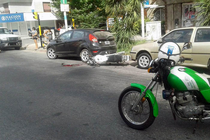 Un peatón se descompensó en la calle: una moto lo esquivó y chocó