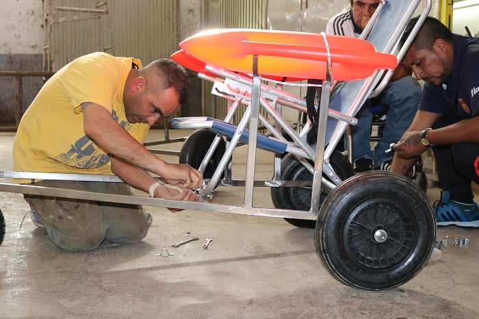 Internos de Batán fabricaron sillas de ruedas anfibias para la playa