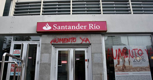 Tras los reclamos, dictaminan multar al Banco Santander