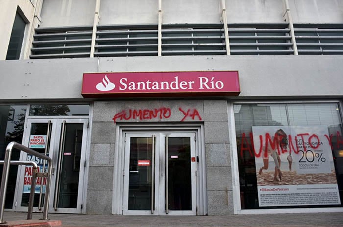 Tras los reclamos, dictaminan multar al Banco Santander