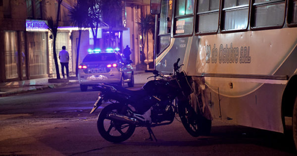 Accidente fatal en Colón y Lamadrid: murió un motociclista