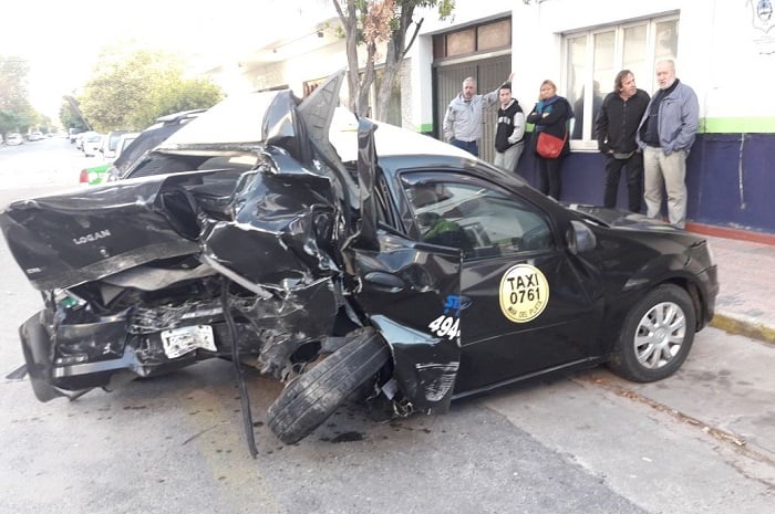Taxista murió en un fuerte choque: lo embistió un auto robado