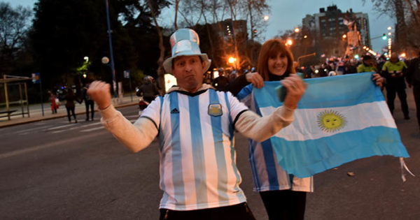 Argentina pasó a octavos: en la calle, la necesidad de festejar
