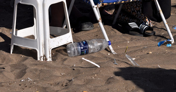Prohíben el uso de sorbetes, vasos y tenedores plásticos en la costa