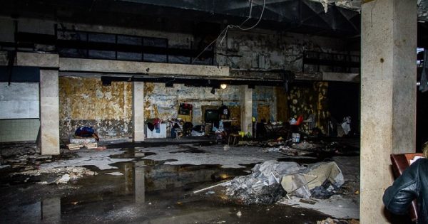 Desalojaron el exJockey Club: dos personas dormían entre las ruinas